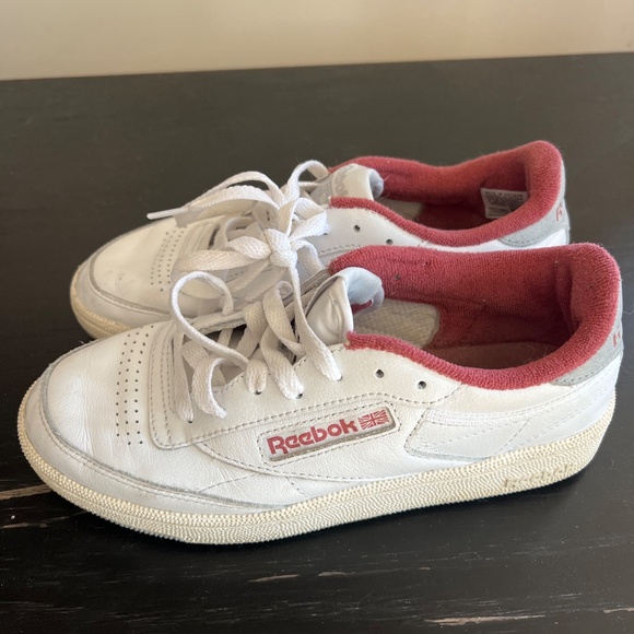 Women’s 7 Reeboks - Picture 3 of 4